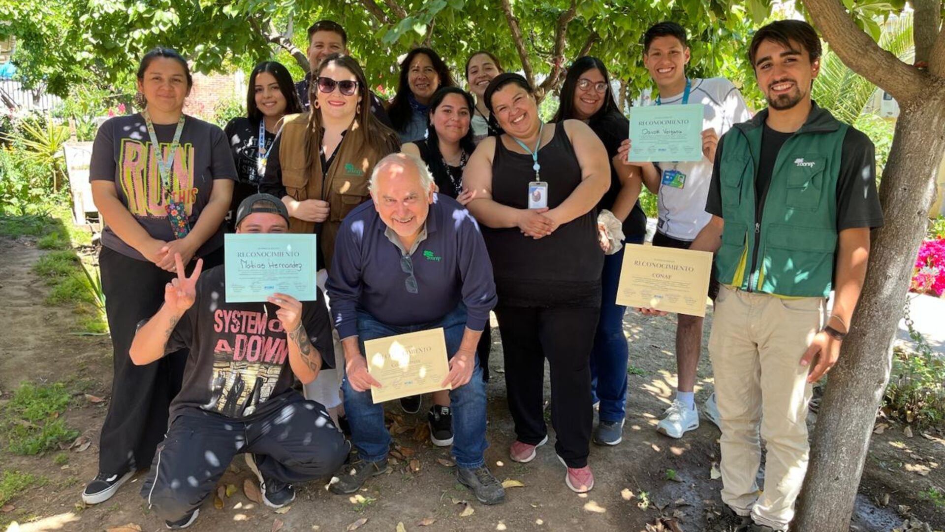 Condominio de adultos mayores recibe donación de árboles de la CONAF para fortalecer sus áreas verdes